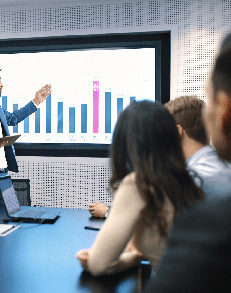 Equipe reunida para analisar informações empresariais