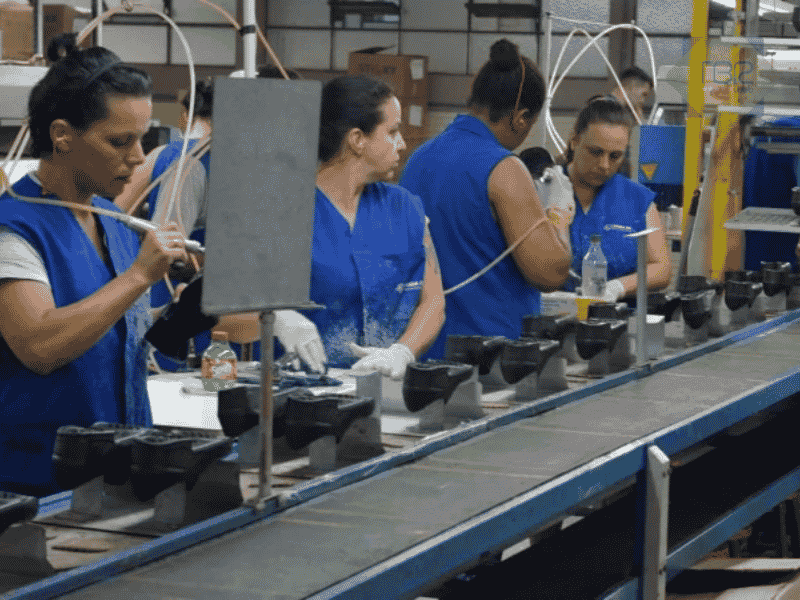 Produção industrial cresce 0,2% em julho, mas recua 0,5% em um ano, diz IBGE